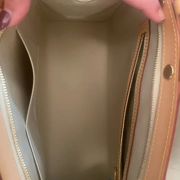 Authentic Louis Vuitton Vernis Brea MM bag. Like new without tags. Beautiful bag - Picture 10 of 13